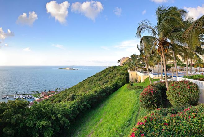 Vue de l'hotel et mer.